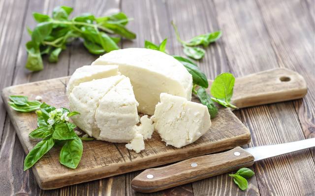 Jaki biały ser jest najzdrowszy? Sprawdź, ile kalorii ma twaróg chudy, półtłusty i inne rodzaje, jakie zawiera witaminy i jak go zrobić