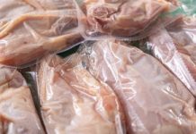 Znak, że kurczak nadaje się do utylizacji. Natychmiast odłóż