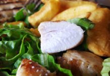 Zjedz 2 godziny przed snem. Brzuch będzie płaski jak deska