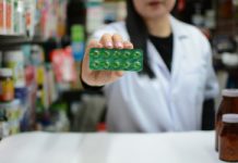 Polacy biorą garściami. Potem dziwią się, gdy włosy zaczynają wypadać