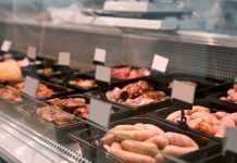 Najgorsze produkty na grilla, jakie możesz kupić. Rujnujesz zdrowie