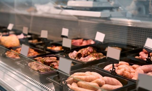 Najgorsze produkty na grilla, jakie możesz kupić. Rujnujesz zdrowie