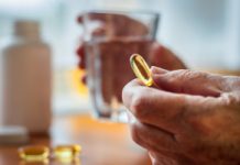 Popularny suplement ma ukryte działanie. Badacze: seniorzy szczególnie narażeni