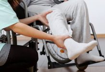 Atakuje nerwy i mięśnie. Prowadzi do ciężkiej niepełnosprawności