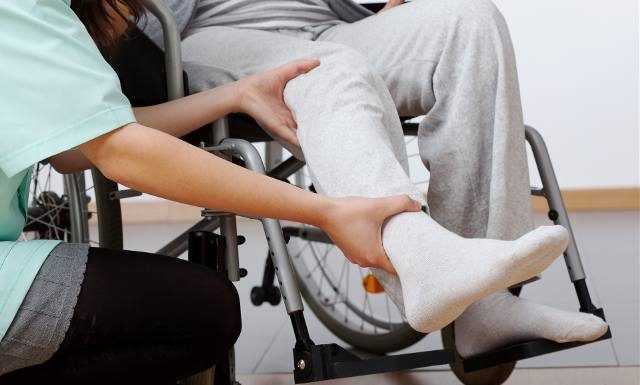 Atakuje nerwy i mięśnie. Prowadzi do ciężkiej niepełnosprawności