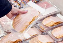 Wędliny z marketu sprawdzone. Omijaj z daleka: sklejane z odpadków mięsnych