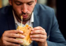 Największy błąd o poranku. Rozleniwia jelita, dewastuje metabolizm
