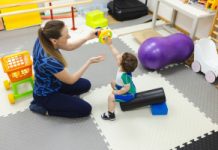 SM odbiera dzieciom normalne życie. Ekspertka wskazuje na największy problem
