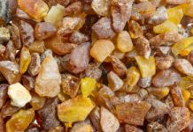 Groźny materiał wyłowiony z Bałtyku. Łatwo pomylić z bursztynem