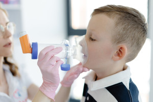 Ponad 150 mln osób w Europie chorych na astmę i alergie. Ekspert o leczeniu i immunoterapii