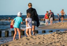 Przypomina bursztyn, ale jest niebezpieczny. Znów pojawił się nad Bałtykiem