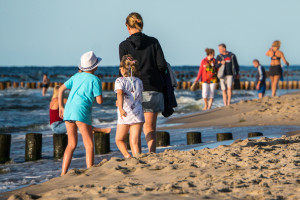 Przypomina bursztyn, ale jest niebezpieczny. Znów pojawił się nad Bałtykiem