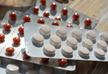Podczas upałów zamienia się w toksyczną pułapkę. Sprawdź apteczkę