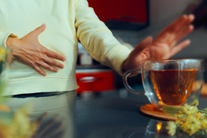 Fermentuje w jelitach. To dlatego brzuch robi się wielki i twardy