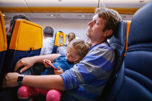 Jet lag rozregulowuje nie tylko sen. Naukowcy z Wrocławia o „gut jet lag”