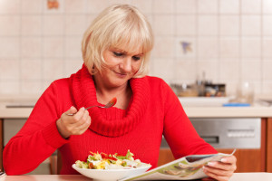 Koniec ze skokami wagi. Oto najlepsza dieta przy menopauzie