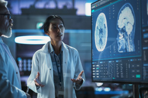 Dlaczego operacja może osłabiać immunoterapię? Nowe dane o CAR-T i glejaku