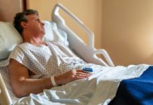 Coraz więcej Polaków w szpitalach. Wirus celuje prosto w wątrobę