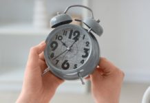 Sprawdzili, jak zmiana czasu wpływa na mózg. Zagrożeni nie tylko seniorzy