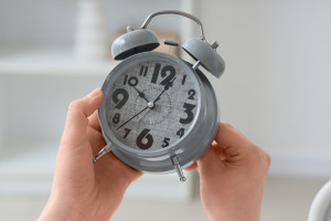 Sprawdzili, jak zmiana czasu wpływa na mózg. Zagrożeni nie tylko seniorzy