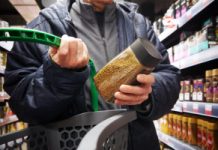 Alarm wokół kawy z supermarketu. Wykryto pestycydy i zakazane substancje