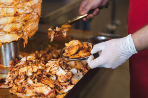 Tak oszukuje nas branża gastronomiczna. Test kebabów ujawnił prawdę