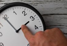 Zmiana czasu na zimowy 2026. To już koniec przestawiania zegarków z drugiej na trzecią w nocy i spania o godzinę dłużej?
