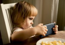 Już co dziesiąte niemowlę przed ekranem. Psycholog: dając telefon na płacz, uczymy, że krzyk działa