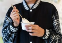 „Dziurawi” jelita jak wiertarka. Doprowadza do cukrzycy, a i tak dodają na masową skalę