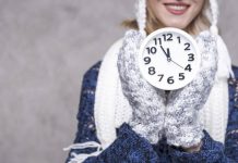 5 sposobów na to, jak przetrwać zmianę czasu na zimowy. Nie pozwól, by zegarek zepsuł ci zdrowie i poszargał nerwy